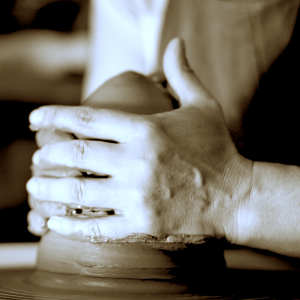 manos moldeando cerámica durante un taller de cerámica